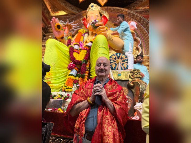 Anupam Kher gets darshan of the Lalbaugcha Raja without VIP arrangements