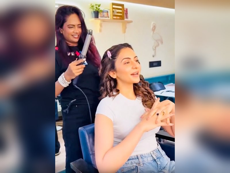 Rakul Preet Singh turns her make-up room into a karaoke studio	