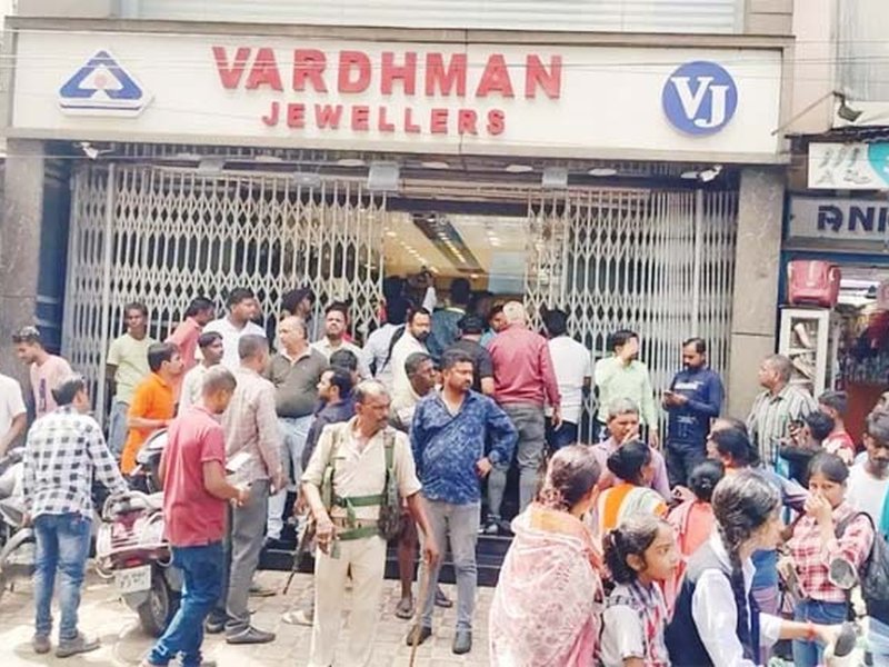 Daring daylight robbery at jewellery shop in Jamshedpur, shop owner brutally attacked