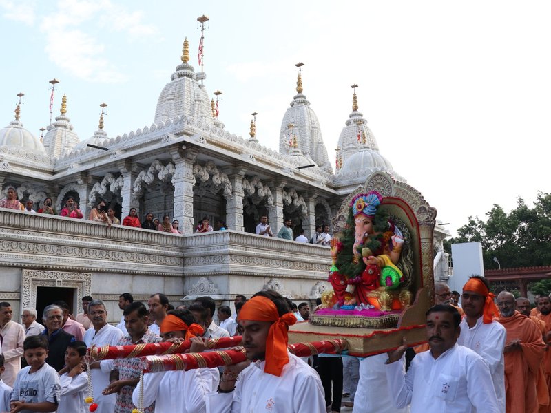 Delhi: Jal-Jhulni, Ganpati Visarjan celebrated with devotion at Akshardham temple