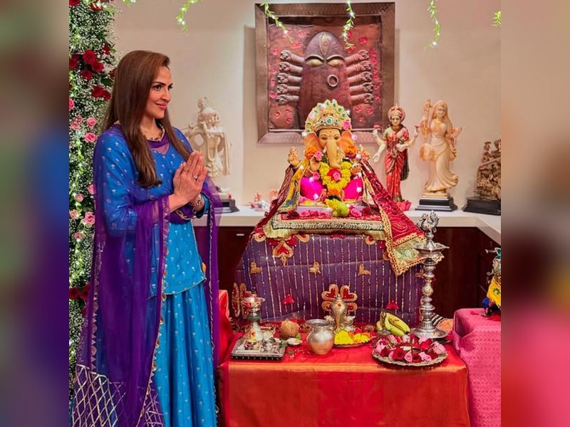 Cousins Esha Deol and Madhoo reunite at Lalbaugh Cha Raja