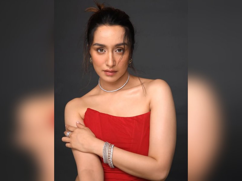 Shraddha Kapoor watches ‘Hero No.1’ with Shakti Kapoor to celebrate ‘baapu’s’ birthday