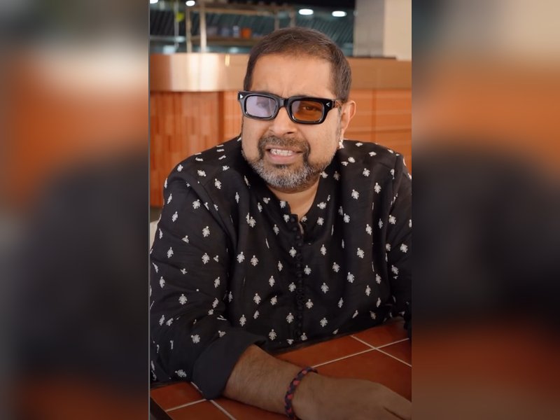 Shankar Mahadevan pays tribute to Tabla legend Zakir Hussain during Ganeshotsav festivities at his home