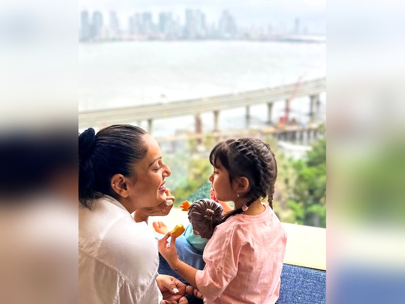 Bipasha Basu indulges in 'never ending' chats with her baby girl Devi 