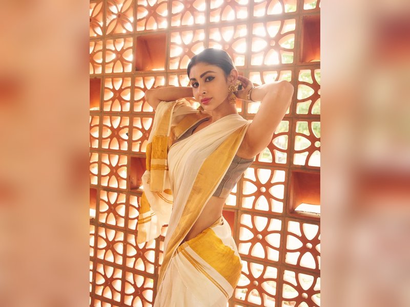 Mouni Roy wishes all on 'Onam' with an esthetic South Indian sundari look