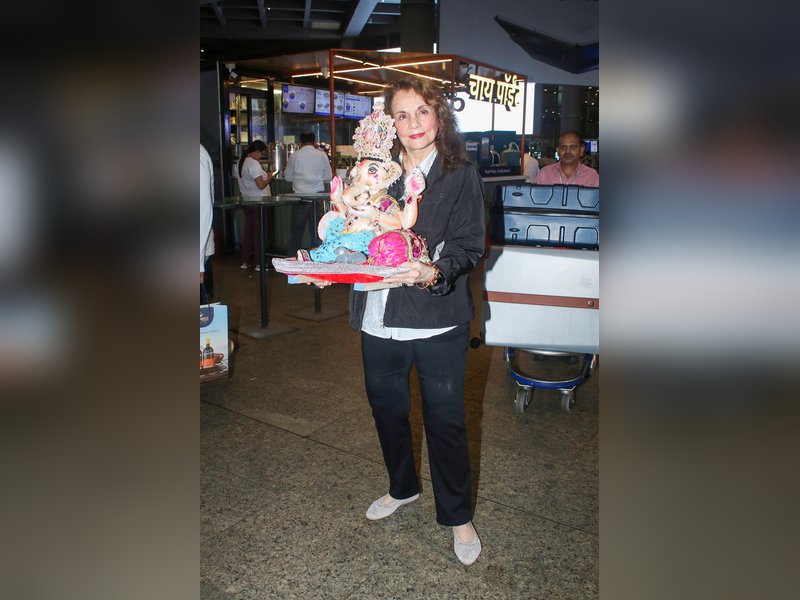 Mumtaz touches feet of Lord Ganpati, says she has immense faith in him