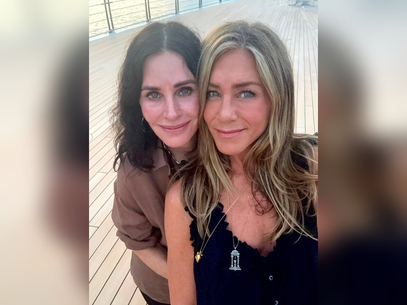 Jennifer Aniston does Courteney Cox’s hair, calls it ‘best day’ of her life