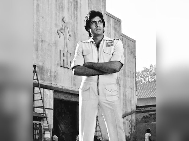 Big B reveals how he felt after discovering at old photo of himself