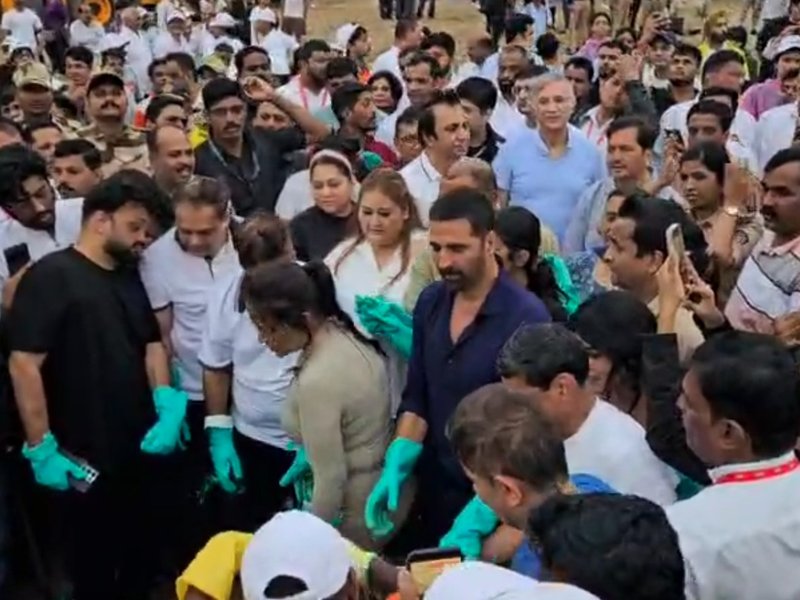 Akshay Kumar cleans up Mumbai’s Juhu beach a day after Ganpati Visarjan