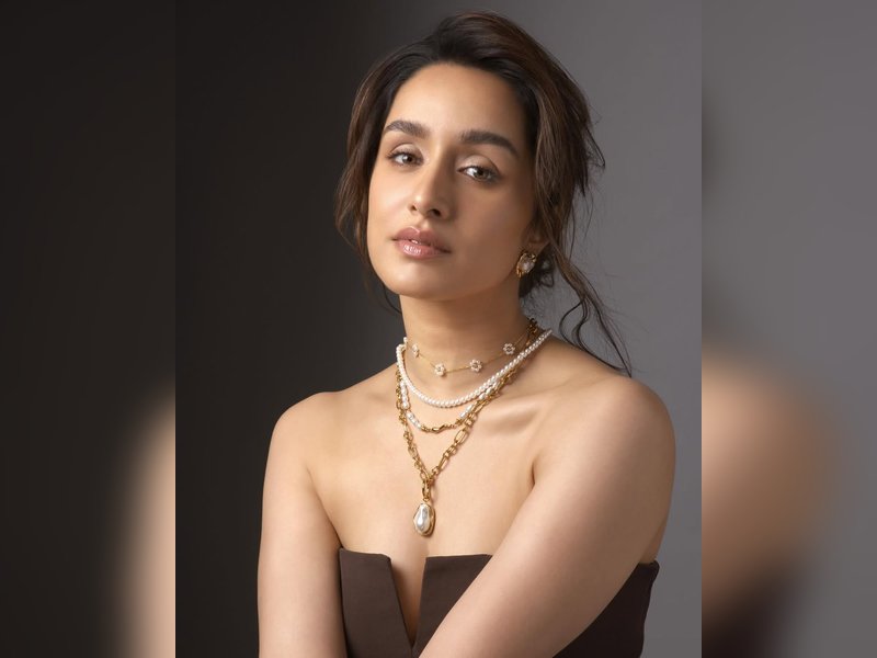 Shraddha Kapoor devours all of 6 “Ukadiche Modak” on Ganpati Visarjan