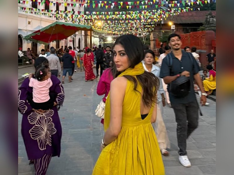 Mouni Roy indulges in piping hot momos during her holy trip to Pashupatinath
