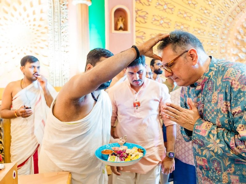 Boman Irani offers prayers at Bhau Rangari Ganeshji in Pune, calls the experience 'magical'