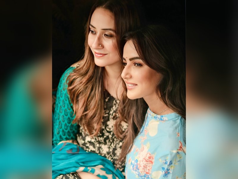 Jasmine Bhasin pens a beautiful birthday wish for BF Aly Goni’s sister: “You are my soul sister”