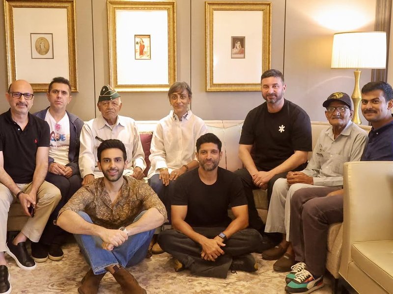 Farhan Akhtar feels honored to meet the surviving heroes of the 'Battle of Rezang La'