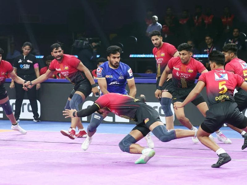Masterful Alireza, Deepak and Yogesh help Bengaluru Bulls beat Haryana Steelers in a Season 12 match of the Pro Kabaddi League (PKL) at the Vishwanadh Sports Club in Visakhapatnam on Monday. Photo credit: PKL