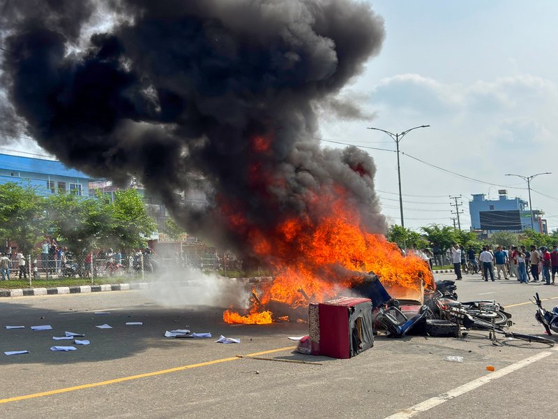 नेपाल के मधेश में भड़की हिंसा, जनकपुरधाम के सीएम ऑफिस में जमकर हुई तोड़फोड़