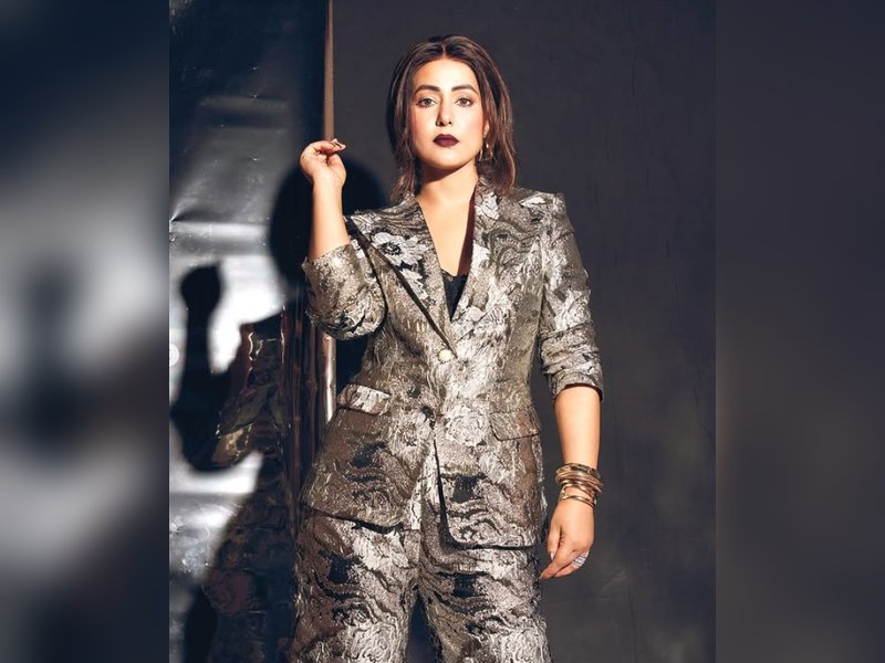 Hina Khan battles painful side effects of cancer treatment, struggles with swollen feet