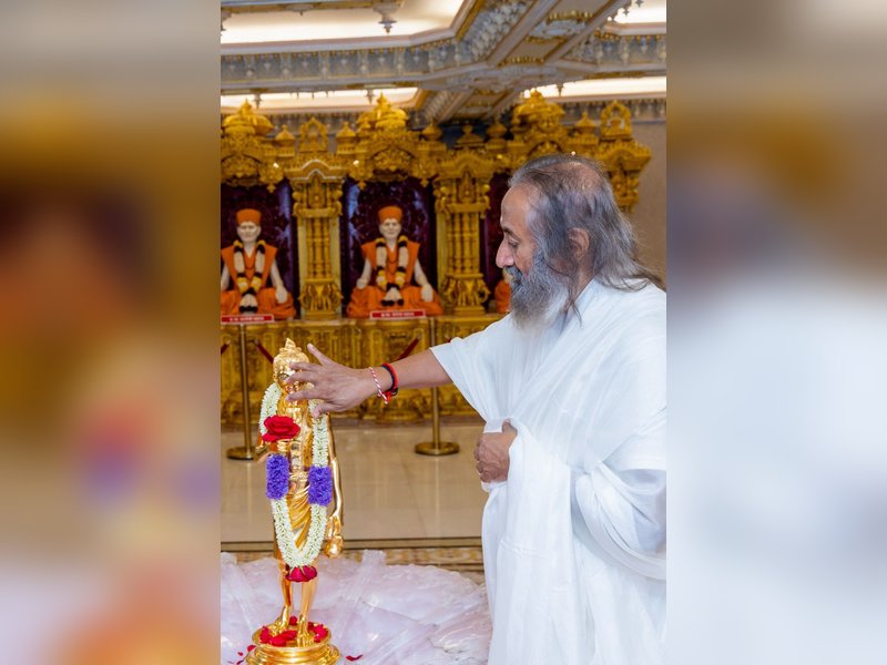 Art of Living founder Sri Sri Ravi Shankar visits BAPS temple in Mumbai