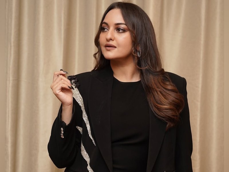Sonakshi Sinha clocks 15 years in Bollywood, Zaheer Iqbal celebrates in style