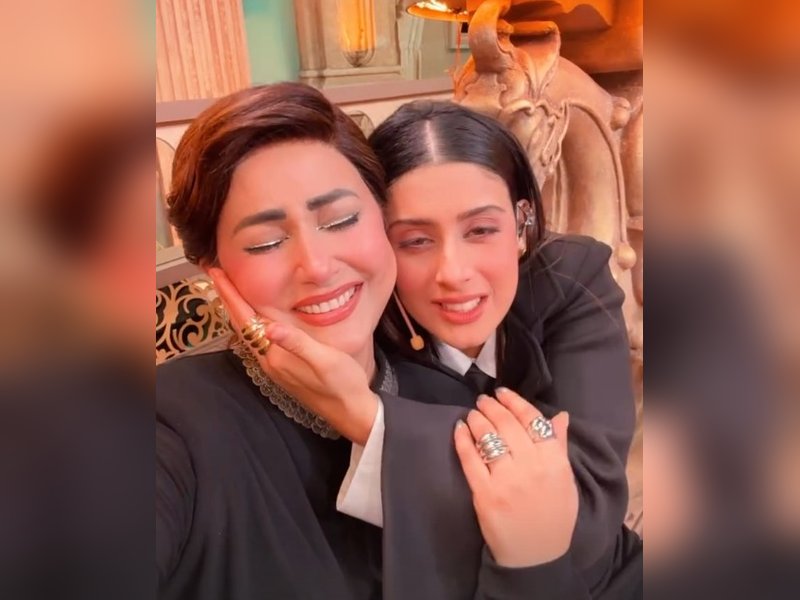 Hina Khan gets emotional as Isha Malviya sings title track of “Yeh Rishta Kya Kehlata Hai”