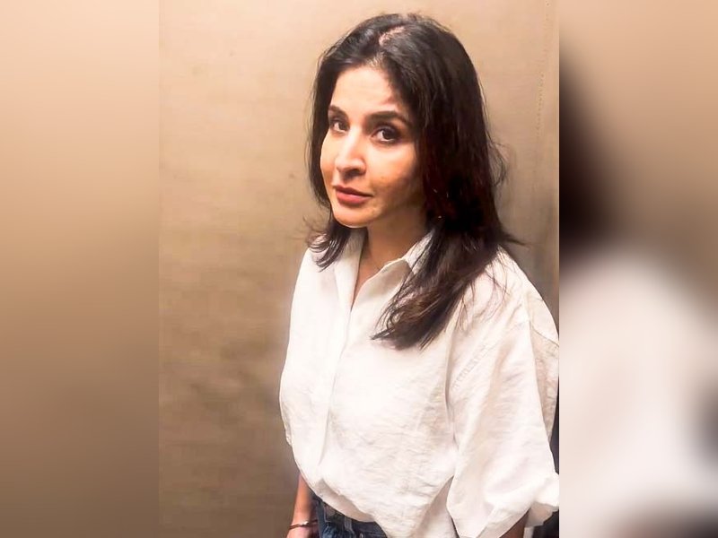 Karan Johar playfully convinces Bhavana Pandey & Maheep Kapoor to groove to 'Bijuria'