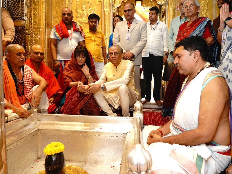 Mauritius PM Ramgoolam offers prayers at Kashi Vishwanath Temple in Varanasi 