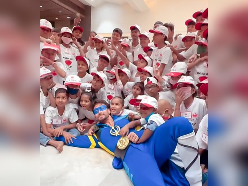  Tiger Shroff returns in his Flying Jatt avatar for some special friends