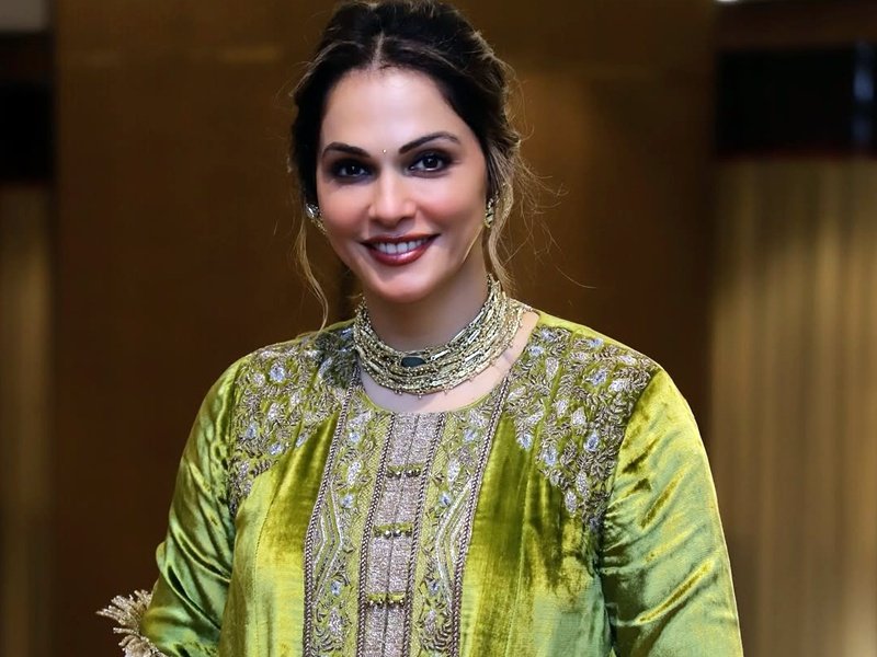 Isha Koppikar croons ‘Chal Kahin Door Nikal Jayen’ as she enjoys Mumbai rains 