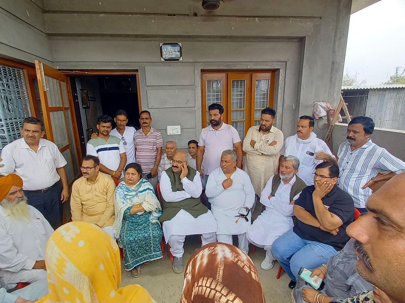 Amid tension, bonhomie flows across flood-hit India-Pakistan border