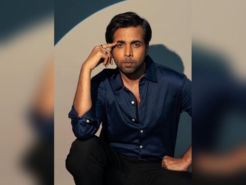 Abhishek Banerjee returns to theatre after two decades with ‘Tu Kya Hai’