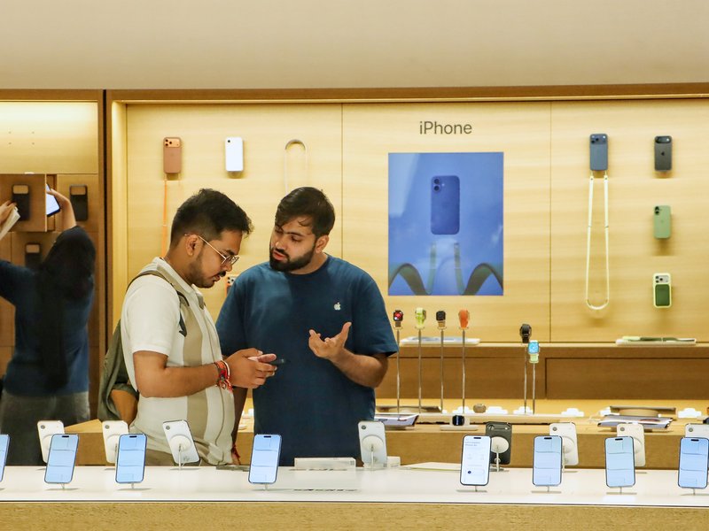 नोएडा में एप्पल स्टोर के लॉन्च से पहले ग्राहक बोले- पूरे आईओएस इकोसिस्टम का अनुभव करने का मौका मिला