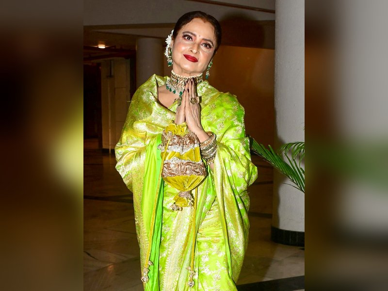 Rekha dances to ‘Kaisi Paheli Zindgani’ with Madhuri Dixit, Vidya Balan at Shabana Azmi’s b’day
