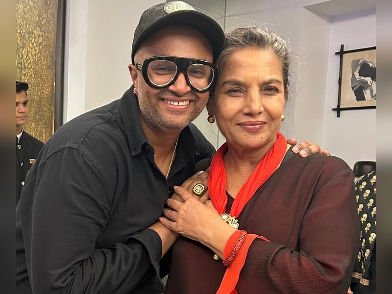 Madhuri Dixit dances her heart out with Urmila Matondkar & Karan Johar