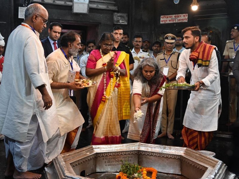 President Droupadi Murmu performs 'pind daan' at Gaya Ji