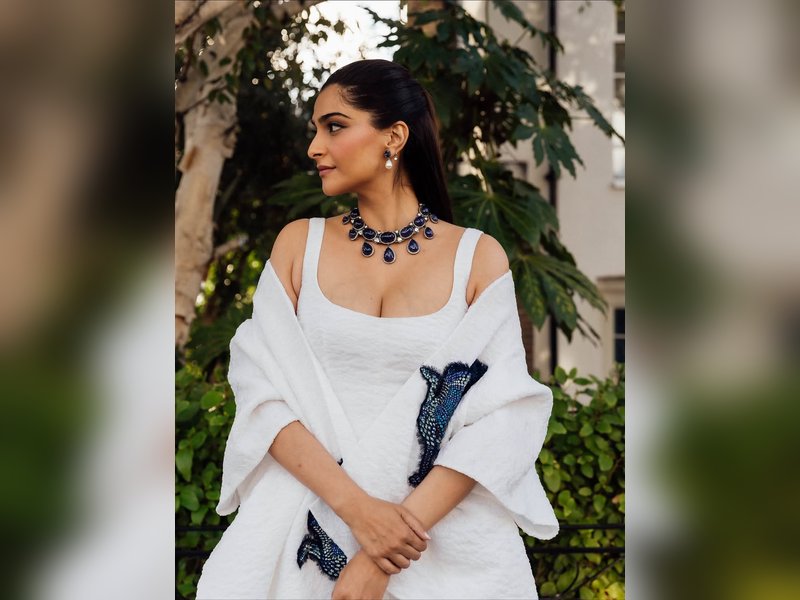 Sonam Kapoor pays tribute to the rich Rajasthan culture through her latest outfit