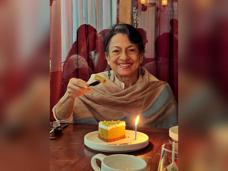 Tanishaa Mukerji shares happy pictures from mother Tanuja's 82nd birthday celebrations