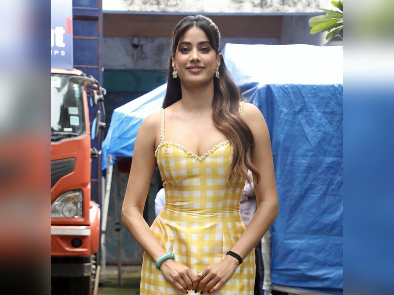 Janhvi Kapoor turns ‘riksha driver’ for Maniesh Paul on sets of ‘Sunny Sanskari Ki Tulsi Kumari’