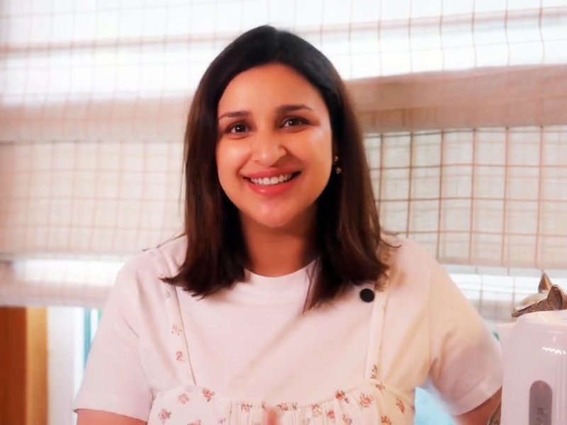 Mommy-to-be Parineeti Chopra flaunts her baby bump for the first time publicly