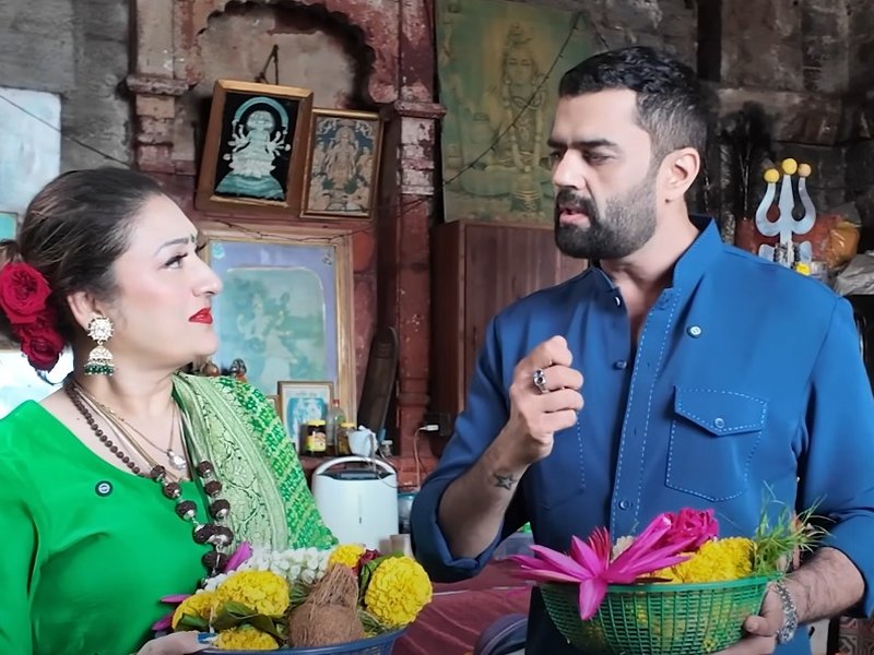 Sunita Ahuja seeks Lord Shiva's blessings at the Babulnath Temple 