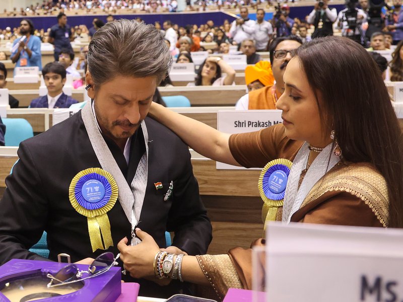 Rani Mukerji fixes lanyard of SRK’s National Award