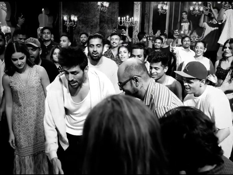 Kartik Aaryan calls ‘Tu Meri Main Tera Main Tera Tu Meri’ maker Sameer Vidwans his ‘dancing partner’