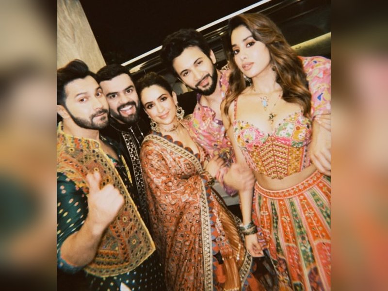 Janhvi Kapoor celebrates Navratri with Varun Dhawan, Sanya Malhotra and Rohit Saraf in Sanskari style