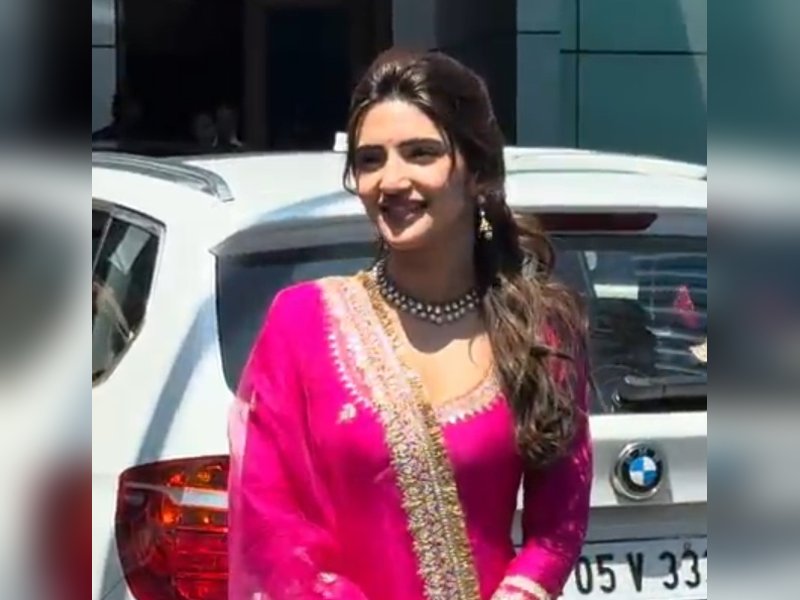 Kartik Aaryan's co-star Sreeleela soaks in Navratri festivities in a stunning pink outfit