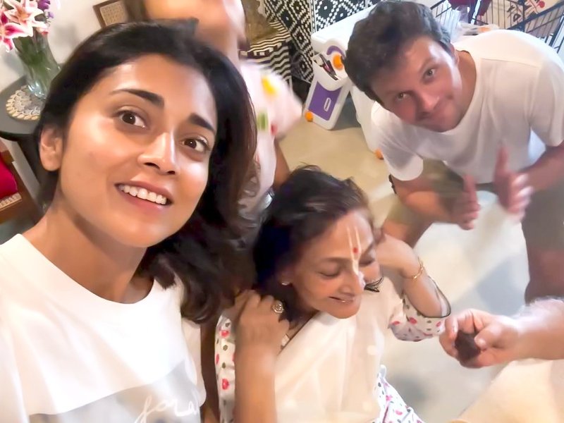 Shriya Saran treats with a glimpse of her dad's birthday celebration: 'Love always' 