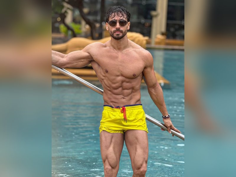 Tiger Shroff spends his day off by enjoying some relax time in the pool