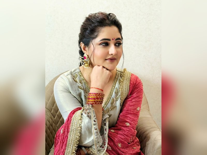 Rashami Desai drops her Navratri mantra, ‘When In Doubt, Garba It Out’