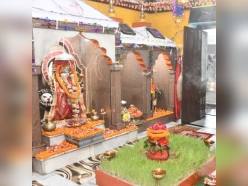 Navratri: Devotees flock to temples to worship Mahagauri in Varanasi