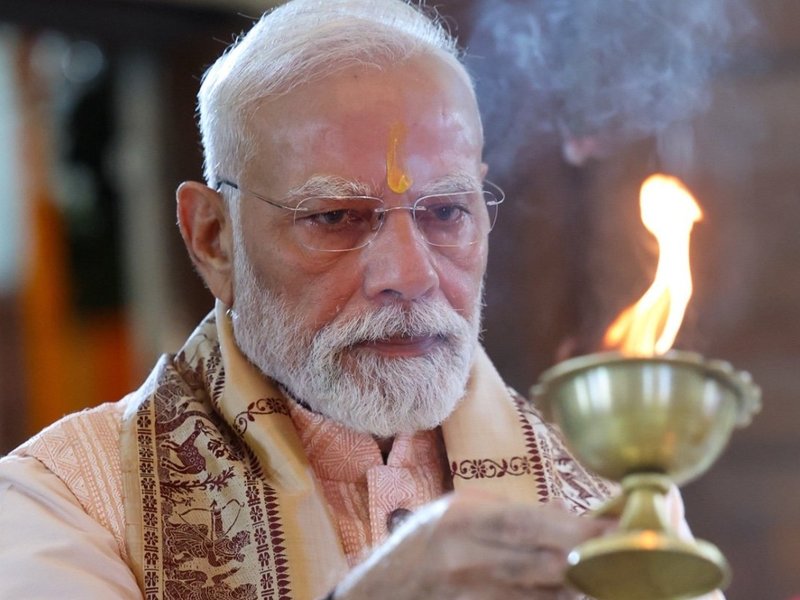 PM Modi prays for public well-being; celebrates Durga Puja in Delhi’s Bengali hub (Lead)