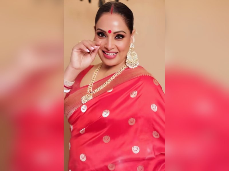 Bipasha Basu flaunts festive look with her viral song “Bipasha Bipasha”