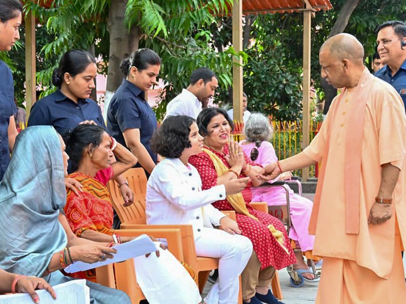 सीएम योगी का बाल प्रेम- एडमिशन, उपचार के लिए तत्काल आर्थिक सहायता भी उपलब्ध कराते हैं मुख्यमंत्री 